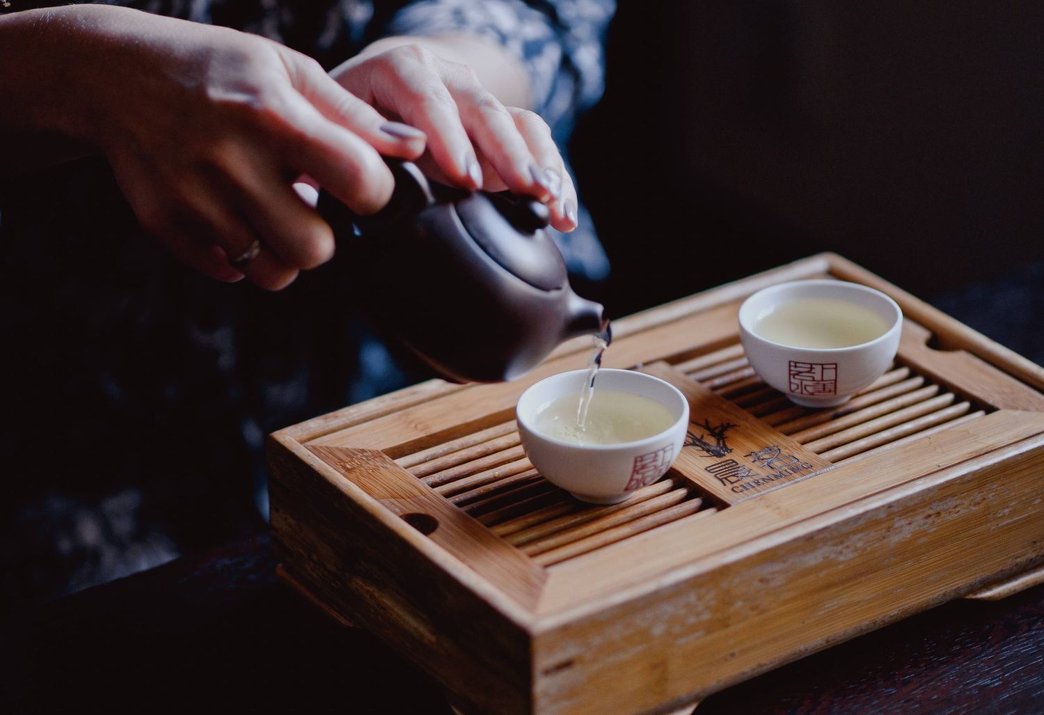公道杯分茶与品饮的细节，茶汤色泽清晰可见